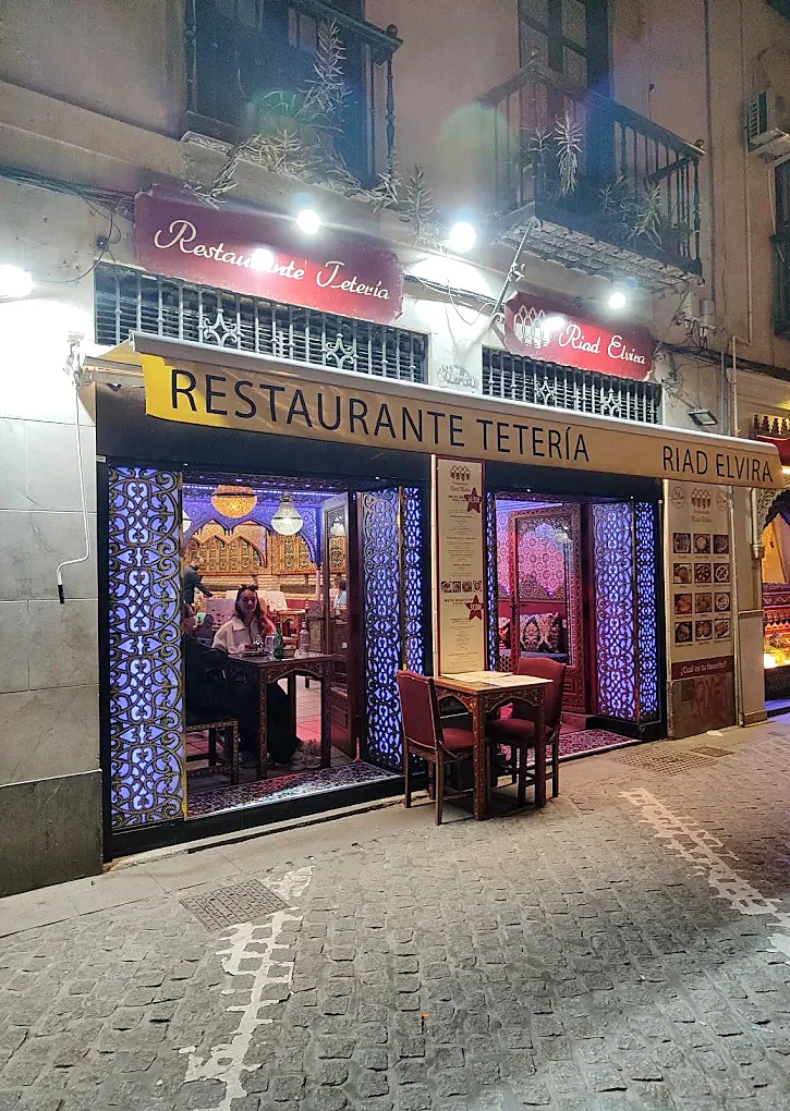 Exterior de Restaurante Tetería Riad Elvira en Calle Elvira 13 de noche