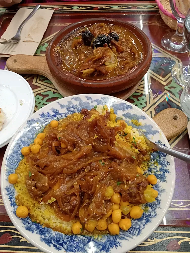 Cuscús servido en Restaurante Tetería Riad Elvira