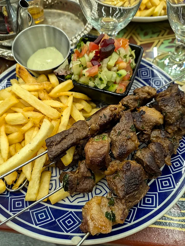 Pinchos a la plancha servidos en Restaurante Tetería Riad Elvira