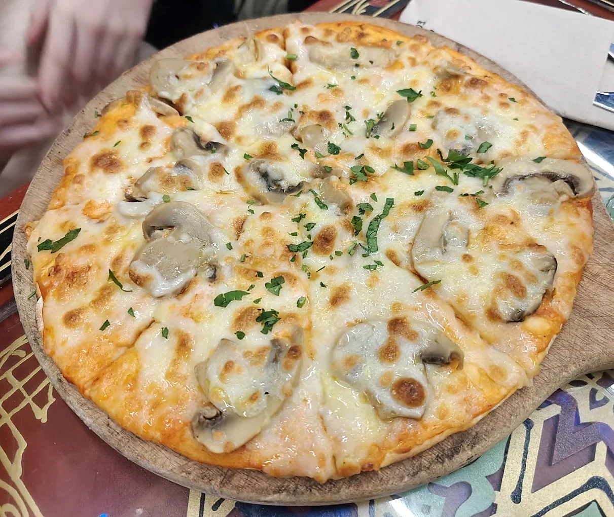 Pizza servida en Restaurante Tetería Riad Elvira