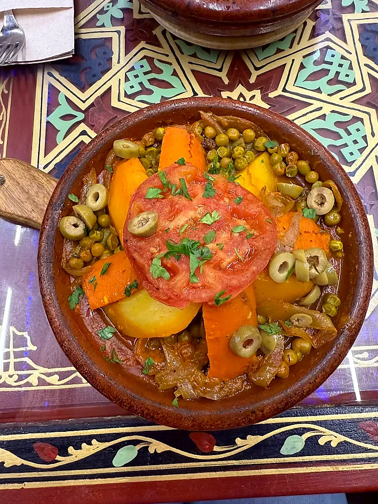 Tajín de verduras servido en Restaurante Tetería Riad Elvira