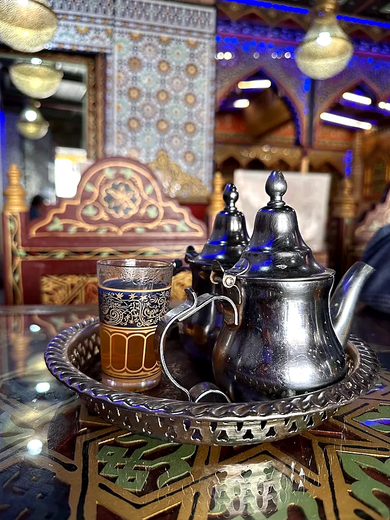 Servicio de té en Restaurante Tetería Riad Elvira